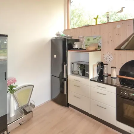Pet Friendly In With Kitchen *